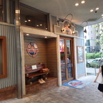 BUBBA GUMP SHRIMP TOKYO - 白山通りに面したお店です。