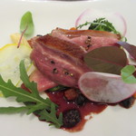 ビストロ ダイア - ［ランチ］湧き水と温泉水を飲ませた北海道滝川産スノーホワイトチェリバレー鴨のロースト
      北海道産ハスカップのソース