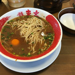 ラーメン東大 - 替え玉を丼に投入して卵も追加投入