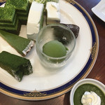 Cafe&Barカトレア - お皿の奥に２つ乗っている四角い抹茶ケーキは九条という名前でした。個人的に一番好みです。