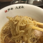 神戸牛らーめん　八坐和 - 麺