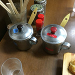 ふなまち - 一応甘口と辛口のソースは用意されていますが
                                粉の配合がたこ焼きと違うので安易にソースに走ってはいけません（笑）