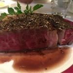 北島亭 - リブロースステーキの断面です。まるでルビーのような美しさ！！4センチはある…！