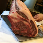 北島亭 - リブロースの塊。これから切り出して調理します。