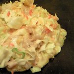 七五三 - 自慢のお好み焼き国産豚玉天の半焼き状態