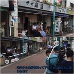 つけ麺 道 - ②で真ん中ぐらいに並んでいると、店員さんから食券購入の指示があります。