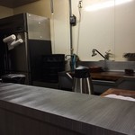 活けウナギが保存されているざる