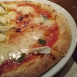 イタリア料理 エ・ヴィータ - マルゲリータ。