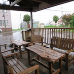 燻製屋 南保留太郎商店 - 外の椅子席は休憩用？ここでのんびり呑みたいね～♪(2016年8月)