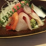 Sakanaya Bettei - （2016/8  訪問）焼き魚御膳に付く刺身。3点盛りらしいけど3点以上盛ってありました。