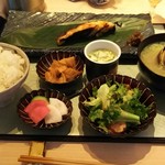さかなや別邸 - （2016/8  訪問）焼き魚御膳、サラダ・小鉢・茶碗蒸し・刺身が付いて1800円。この日の焼き魚は銀ダラの西京味噌漬け。