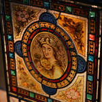 神戸にしむら珈琲店 - 美しいステンドグラスのレリーフ。