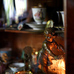 神戸にしむら珈琲店 - 見つめる少女のブロンズ像。