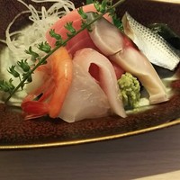 さかなや別邸 - （2016/8  訪問）焼き魚御膳に付く刺身。3点盛りらしいけど3点以上盛ってありました。