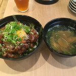 鮪大学水産研究所 - まぐろユッケ丼＆あさり汁