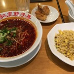 紅虎餃子房 - マーラー担々麺と焼き飯