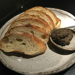 ビストロ・ラ・マルミット - 自家製パンとタプナード