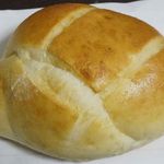 リンデ - まずはミッチェレを食べてみると、表面固めで中は柔らかなバターロールの様なパンで、素朴な塩気が嬉しいシンプルイズベストなパンです。