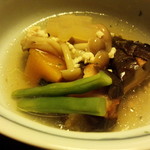 もてなしのかくれ家 すわや - ナスの中に練り物入ってます