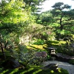 もてなしのかくれ家 すわや - 部屋から見える庭園