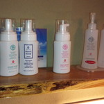 もてなしのかくれ家 すわや - 洗面所に置いてあるソープや化粧水など