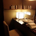 もてなしのかくれ家 すわや - 洗面所。爪きりやピンセット等もあり、あったら良いながある気遣い