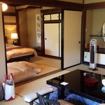 もてなしのかくれ家 すわや - 真ん中の部屋とその先にベットルーム
