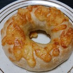パテスリーアンドベーカリープチラパン - くるみとチーズのベーグル(123円)
