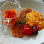 ホテルグランバッハ熱海クレッシェンド - スクランブルエッグとベーコン