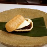 えさき - 俵型の最中に大吟醸の酒粕アイスクリームをたっぷり詰めて