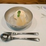 割烹 恵比寿 - デザート桃のアイスと梨