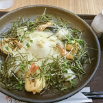 めい泉 - 「エビともちのぶかっけうどん（温）」（730円）。人気No.1メニューだそうです。