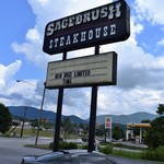 Sagebrush Steakhouse - 郊外の店には駐車場が欠かせません
