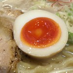 かしや - 和風とんこつはデフォルトで味玉半分入り