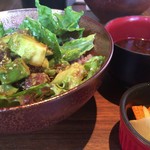 エヌ1221 - マグロとアボカドのポキ丼