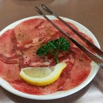 焼肉 三八 - 塩タン　680円　１人前　9枚ありました