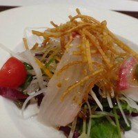 中国料理 桃林 - ◆私は「フカヒレ贅沢ランチ（3200円：税込）」を頂きます。
                  ＊間八の中華風サラダ・・カンパチは普通ですが、中華風のドレッシングがいいお味でした。
                  最初の品としては、いいかと。