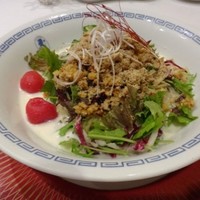 中国料理 桃林 - ◆主人は「豆乳風味の冷やし坦々麺（2000円：税込）を。
                辛さは少なくマイルドな味わいだそうですが、豆乳を使用したスープは美味しいそうですよ。