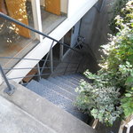 Katane kafe - 1階ベーカリー入口横からこの急な階段を降ります