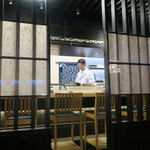 鮨でですけ - テーブルから見るカウンター