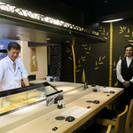 鮨でですけ - お客様を待つ檜のカウンター