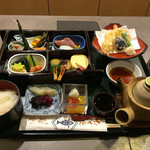 萬重 - 萬重・萬重弁当(竹)¥2,000
            小鉢に天ぷら、土瓶蒸し、ごはんにお新香、デザート