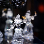 喫茶 ソワレ - 店内のショーウィンドウに飾られたガラスの人形。