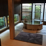21㎡の半露天リビング、直径160cmのヒバ浴槽に源泉掛け流し