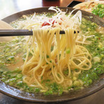 林家 - 麺は福岡県産ラーメン専用小麦を使ったラー麦麺だったかな。
            