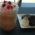 tsuki cafe  - ベリーのフラペチーノと、チョ昆布ラウニー