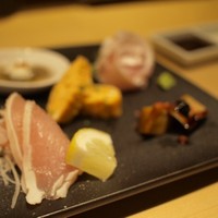 喜鈴 - "前菜：鶏胸肉の昆布〆め・フォアグラソテー・じゅんさいと梅肉とろろ和え・
                紅孔雀の卵の出し巻き卵・ささみの湯引き"