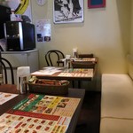 おいしいカレーとサラダのお店 - 店内の雰囲気