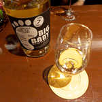 BAR Too - スコッチ「カリラ」のボトラーズ「ビッグベイビー」7y。60度のパンチあるピート香、ロックで香りが花開く