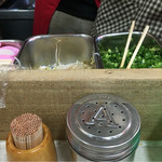 天神そば - カマボコ、ネギ、モヤシです。（2016.8 byジプシーくん）